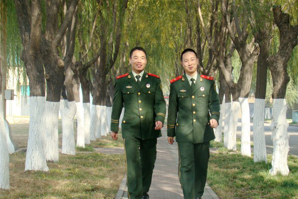 在八一建军来临之际，河北沧州侨佐斯机床配件公司致敬伟大的中国军人
